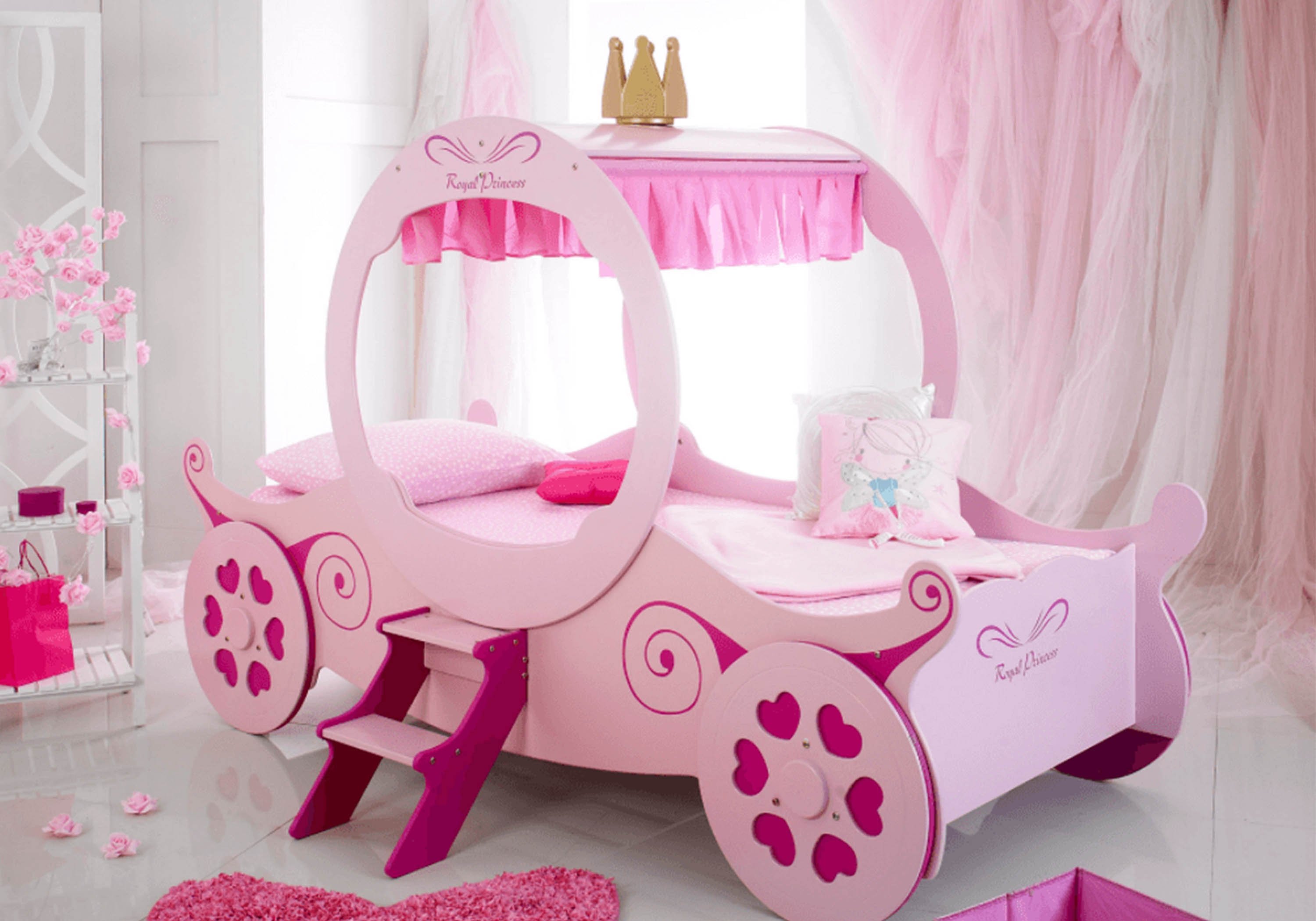 Bed in shape of princess carriage